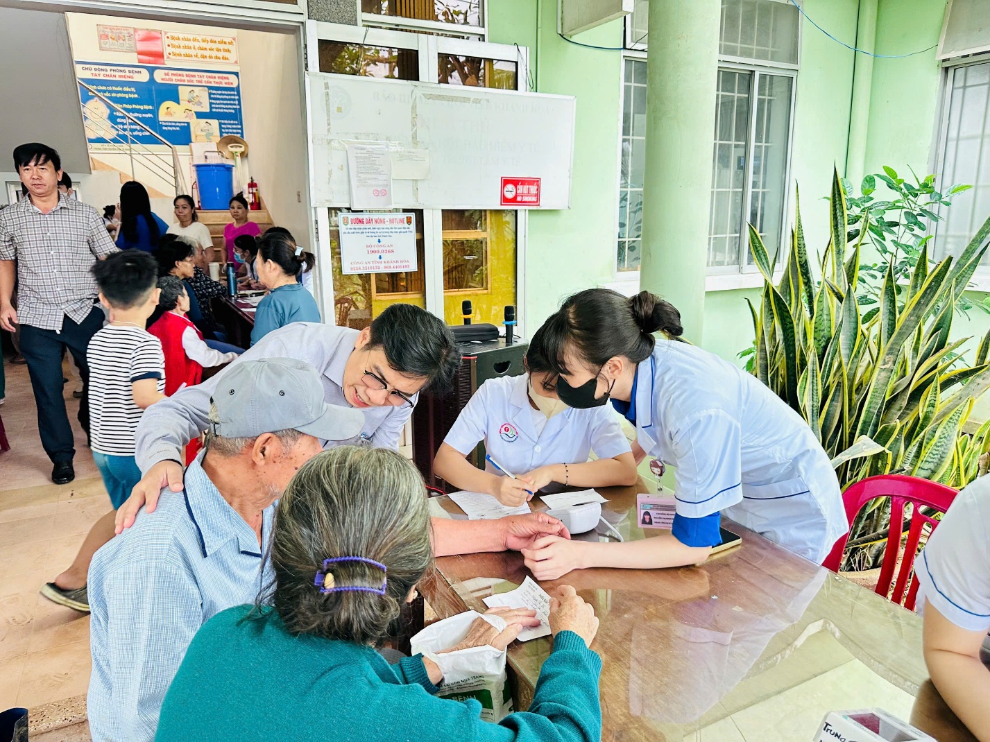 Bệnh viện Đa khoa Khánh Hòa tổ chức khám bệnh, cấp thuốc miễn phí cho người dân vùng lũ 